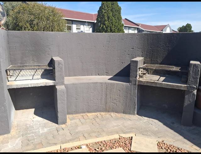 2 BEDROOM TOWNHOUSE FOR SALE IN VERWOERDPARK